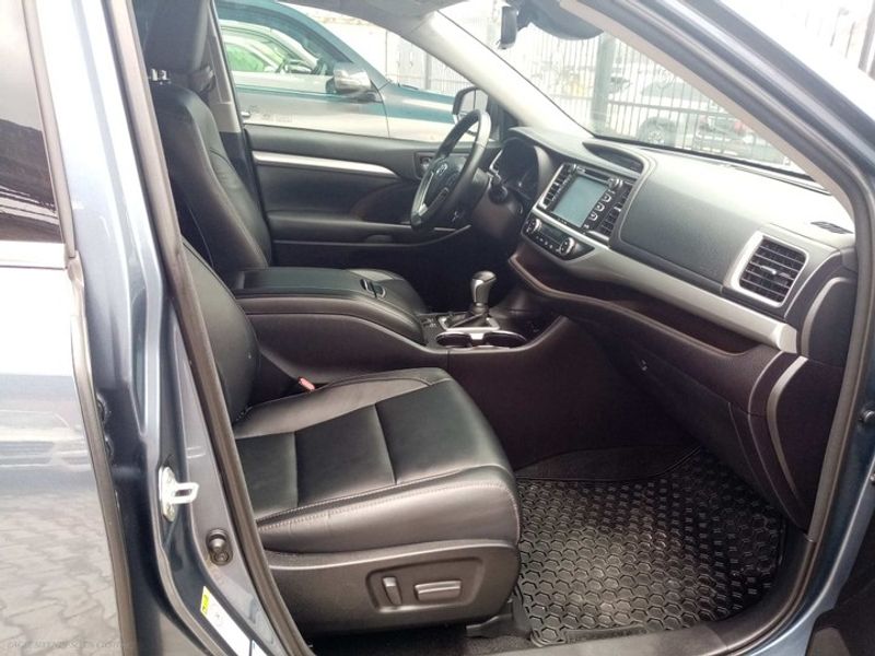 Thumbnail 2 of 2018 Toyota Highlander Xle